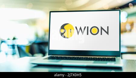 POZNAN, POL - 05. FEB 2022: Laptop-Computer mit Logo von WION (The World is One News), einem indischen multinationalen englischsprachigen Nachrichtenkanal hea Stockfoto
