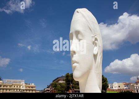 Madrid, Spanien. Mai 9 2022. Ein Werk des katalanischen Bildhauers Jaume Plensa namens Julia an der Plaza de Colon. Eine weiße Skulptur in Form eines weiblichen Kopfes Stockfoto