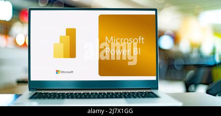 POZNAN, POL – 12. DEZEMBER 2021: Laptop-Computer mit Logo von Power BI, einem Business Analytics-Dienst von Microsoft Stockfoto