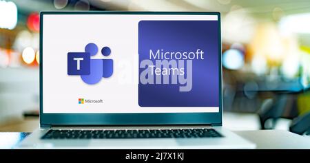 POZNAN, POL – 12. DEZEMBER 2021: Laptop-Computer mit dem Logo von Microsoft-Teams, einer einheitlichen Kommunikations- und Collaboration-Plattform Stockfoto