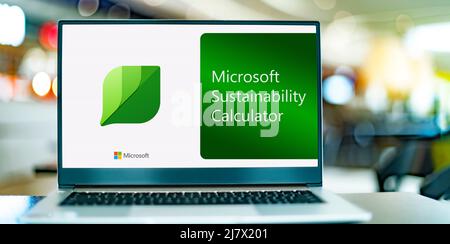 POZNAN, POL - APR 7, 2022: Laptop-Computer mit dem Logo des Microsoft Sustainability Calculators Stockfoto