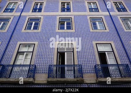 Traditionelle Gebäudefassade mit blauen Fliesen in Alfama, dem ältesten Viertel von Lissabon Stockfoto