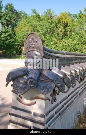 Detail der schwarzen Dachziegel im asiatischen Stil an einer Wand. Im Seoul National Park in Taschkent, Usbekistan, ein bilaterales, kommunales Greenspace-Projekt wi Stockfoto
