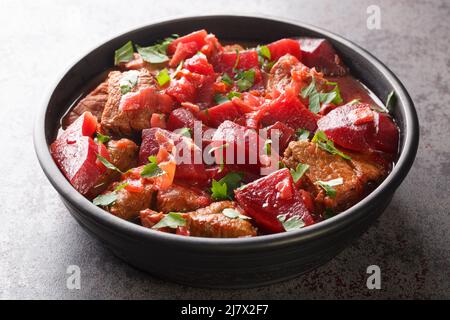 Rindfleisch-Ragout mit Rüben, Zwiebeln und Knoblauch in Rotwein Nahaufnahme in einer Schüssel auf dem Tisch. Horizontal Stockfoto