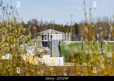 Bau Eines Einfamilienhauses. Innenrahmen des neuen Holzhauses im Bau. Stockfoto