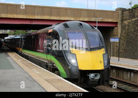 Grand Central Adelante dhmu, Bradford Interchange Station. Das Leitfahrzeug trägt die Aufschrift „der erste Dual Fuel LNG Powered Personenzug der Welt“ auf der Seite des Fahrzeugs. Stockfoto