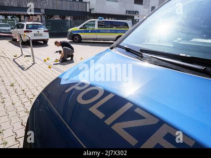 Hanau, Deutschland. 11.. Mai 2022. Forensiker arbeiten auf dem Platz vor einem Hochhaus in der Innenstadt von Hanau, wo heute Morgen ein totes Mädchen gefunden wurde. Vor dem Haus lag ein schwer verletzter Junge auf der Straße. Kredit: Frank Rumpenhorst/dpa/Alamy Live Nachrichten Stockfoto