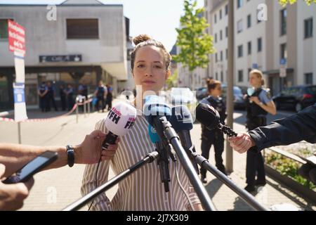 Hanau, Deutschland. 11.. Mai 2022. Lisa Pohlmann, Sprecherin der Staatsanwaltschaft, spricht mit Pressevertretern vor einem Hochhaus in der Innenstadt von Hanau, wo heute Morgen ein totes Mädchen gefunden wurde. Vor dem Haus lag ein schwer verletzter Junge auf der Straße. Kredit: Frank Rumpenhorst/dpa/Alamy Live Nachrichten Stockfoto