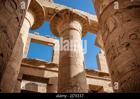 Verschiedene Säulen mit Hieroglyphen im Karnak Tempel. Karnak Tempel ist der größte Komplex im alten Ägypten. Stockfoto