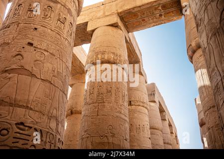 Verschiedene Säulen mit Hieroglyphen im Karnak Tempel. Karnak Tempel ist der größte Komplex im alten Ägypten. Stockfoto