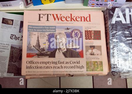 Die Zeitung Financial Times titelte mit der Schlagzeile „Büros leeren sich schnell, da die Covid-Infektionsraten ein Rekordhoch erreichen“ und Abramovich-Oligarch 2 3. April London, Großbritannien Stockfoto