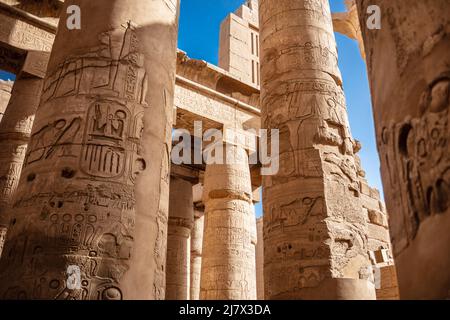 Verschiedene Säulen mit Hieroglyphen im Karnak Tempel. Karnak Tempel ist der größte Komplex im alten Ägypten. Stockfoto