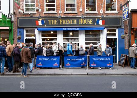 Menschenmenge, die vor dem Pub-Bar-Restaurant des French House in der Dean Street Soho nach der Pandemie im Frühjahr 2022 steht London England Großbritannien KATHY DEWITT Stockfoto