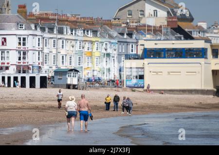 Weymouth, Dorset, Großbritannien. 6. Mai 2022. Tagesausflügler und Urlauber genießen den Strand von Weymouth in Dorset an einem der heißesten Tage des Jahres. Stockfoto