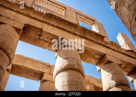 Verschiedene Säulen mit Hieroglyphen im Karnak Tempel. Karnak Tempel ist der größte Komplex im alten Ägypten. Stockfoto