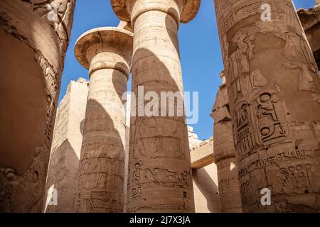 Verschiedene Säulen mit Hieroglyphen im Karnak Tempel. Karnak Tempel ist der größte Komplex im alten Ägypten. Stockfoto