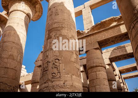 Verschiedene Säulen mit Hieroglyphen im Karnak Tempel. Karnak Tempel ist der größte Komplex im alten Ägypten. Stockfoto