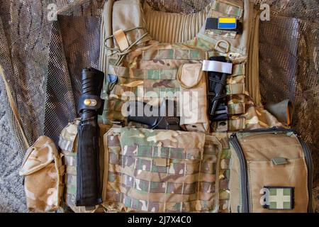 Militär verstärkte kugelsichere Weste und Pistole, Waffe, Uniform eines ukrainischen Soldaten im Krieg, Armee der Ukraine 2022 Stockfoto