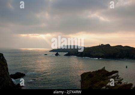 Baltimore Sonnenuntergang über dem Hafeneingang in Irland. Stockfoto