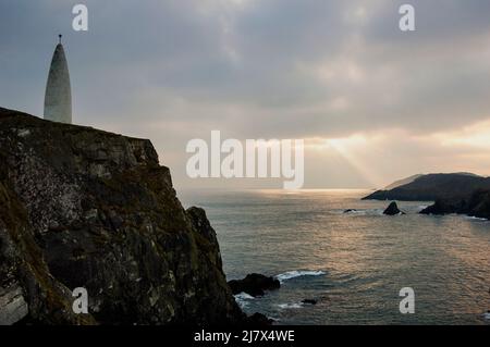 Kegelförmiges Baltimore Beacon und Meeresklippen vor der Küste des kleinen Fischerdorfes Baltimore, Irland. Stockfoto