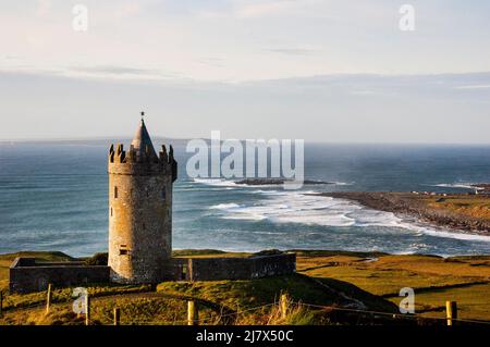 O'Brian's Tower an den Cliffs of Moher in der Grafschaft Clare, Irland. Stockfoto