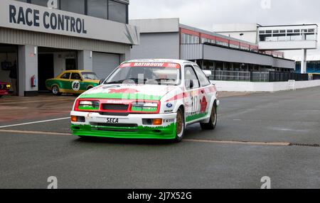 David Tomlin fuhr seinen 1987, Ford Sierra Cosworth RS500, während der Qualifikation für die Adrian Flux Trophy für die MRL Historic Touring Car Challenge. Stockfoto