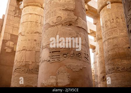 Verschiedene Säulen mit Hieroglyphen im Karnak Tempel. Karnak Tempel ist der größte Komplex im alten Ägypten. Stockfoto