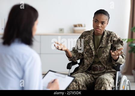 Schwarze Soldatin Frau Mit Behinderung Mit Therapiestunde Mit Psychiater Stockfoto