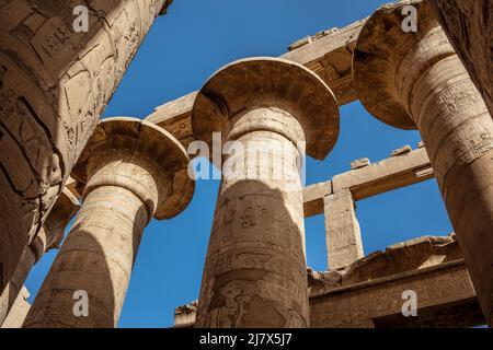 Verschiedene Säulen mit Hieroglyphen im Karnak Tempel. Karnak Tempel ist der größte Komplex im alten Ägypten. Stockfoto