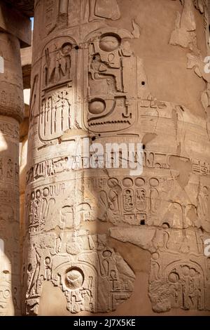 Verschiedene Säulen mit Hieroglyphen im Karnak Tempel. Karnak Tempel ist der größte Komplex im alten Ägypten. Stockfoto