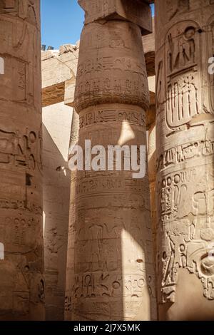 Verschiedene Säulen mit Hieroglyphen im Karnak Tempel. Karnak Tempel ist der größte Komplex im alten Ägypten. Stockfoto
