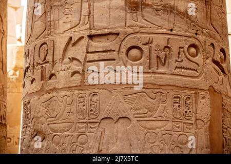 Verschiedene Säulen mit Hieroglyphen im Karnak Tempel. Karnak Tempel ist der größte Komplex im alten Ägypten. Stockfoto
