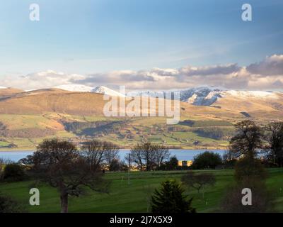 Blick auf die Snowdonia-Gipfel von Beaumaris, Anglesey, Wales, Großbritannien. Stockfoto