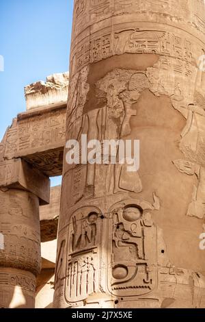 Verschiedene Säulen mit Hieroglyphen im Karnak Tempel. Karnak Tempel ist der größte Komplex im alten Ägypten. Stockfoto