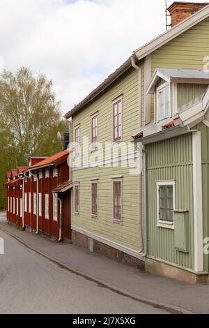 Eine Reihe alter, malerischer Holzhäuser an einer Straße in Mariefred, Schweden Stockfoto