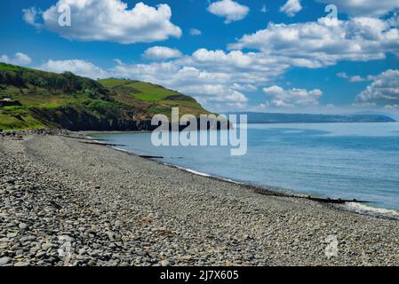 Ein Stück der wunderschönen Cardigan Bay in Wales mit Blick vom Kiesstrand bei Aberaeron nach Süden entlang der Küste mit New Quay in der Ferne Stockfoto