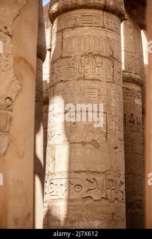 Verschiedene Säulen mit Hieroglyphen im Karnak Tempel. Karnak Tempel ist der größte Komplex im alten Ägypten. Stockfoto