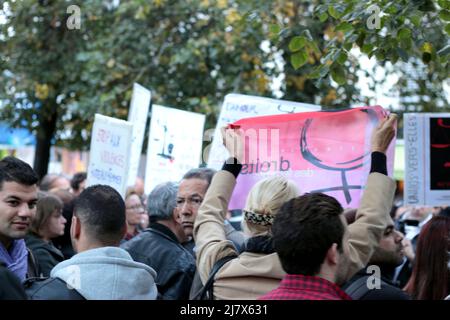 Manifestation de soutien à Paris à une victime de viol qui se retrouve Accusée en Tunisie Stockfoto