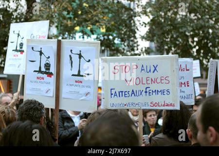 Manifestation de soutien à Paris à une victime de viol qui se retrouve Accusée en Tunisie Stockfoto