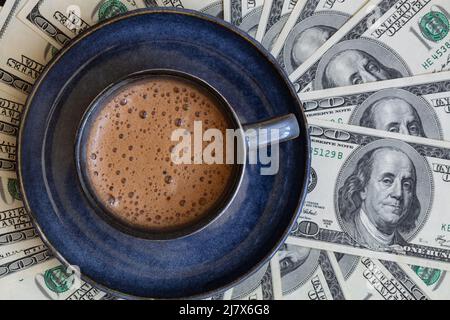 tasse Kaffee auf 100-Dollar-Banknoten Hintergrund für Designzwecke Stockfoto