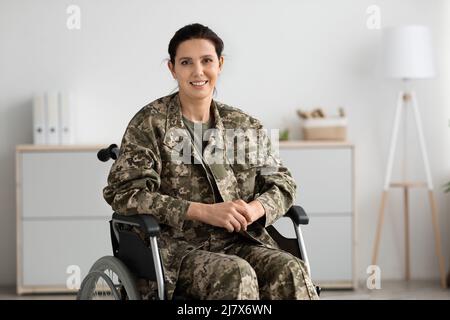 Rehabilitationsprogramme Für Veteranen. Porträt Einer Glücklichen Militärfrau, Die Auf Dem Rollstuhl Sitzt Stockfoto