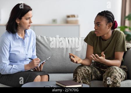 Schwarze Soldatin Im Gespräch Mit Der Psychotherapeutin Lady Während Des Therapietreffens Im Büro Stockfoto