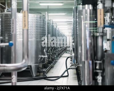 Stahlbehälter, Behälter oder Fässer für die Gärung von Wein in der Fabrik. Stockfoto