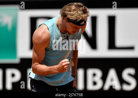 Rom, Italien. 11.. Mai 2022. Alexander Zverev aus Deutschland feiert am 11.. Mai 2022 beim Internazionali BNL D'Italia Tennisturnier im Foro Italico in Rom, Italien, sein zweites Spiel gegen den Argentinier Sebastian Baez. Foto Antonietta Baldassarre/Insidefoto Kredit: Insidefoto srl/Alamy Live News Stockfoto
