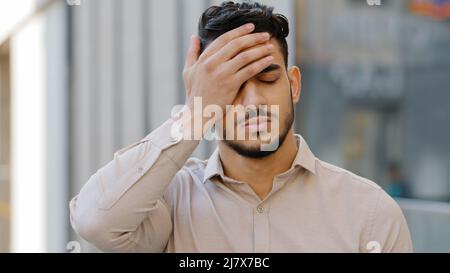 Männliche Porträt im Freien in der Stadt junge ethnische hispanische lateinische bärtige Kerl traurig aufgeregt frustriert stressig in verzweifelten Geschäftsmann Blick auf die Kamera Stockfoto