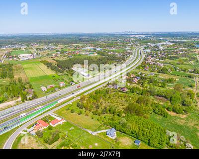 Antenne. Verkehr auf der Intercity-Autobahn zwischen der natürlichen Parklandschaft. Draufsicht von der Drohne. Stockfoto