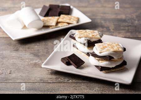Hausgemachte smores auf hölzernen Tisch Stockfoto