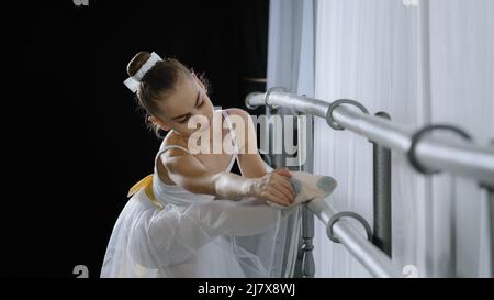 Teen kaukasischen Ballerina Mädchen Teenager Tänzer Kind Schüler in der Tanzhalle tun choreographische Übung in der Tanzschulklasse in der Nähe von Ballet Barre Stockfoto