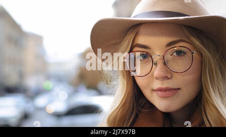 Portrait close-up Attraktive junge Frau selbstbewusst Blick auf Kamera kaukasischen Mädchen mit natürlichen Make-up posiert im Freien schöne Frau mit Blondine Stockfoto