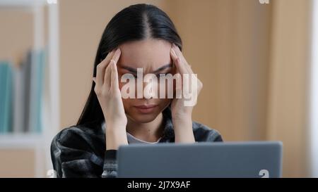 Asiatisch koreanisch japanisch chinesisch Mädchen Millennial Business Frau müde erschöpft Arbeiter Manager stressig Benutzer weiblich Student mit Laptop Gefühl müde Stockfoto
